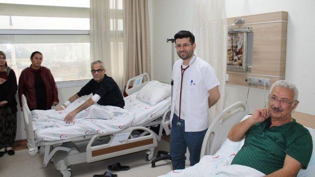 Niğde’de 2 hastaya bacak damarlarından anjio yapıldı