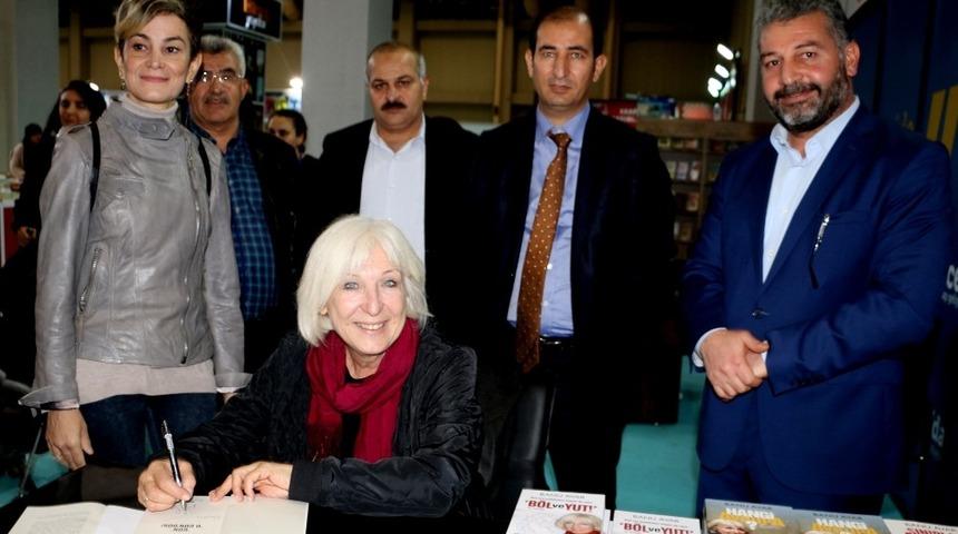 &Uuml;nl&uuml; yazarlar okurlarıyla buluştu