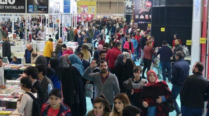 Kitap fuarında ziyaret&ccedil;i sayısı 200 bine ulaştı