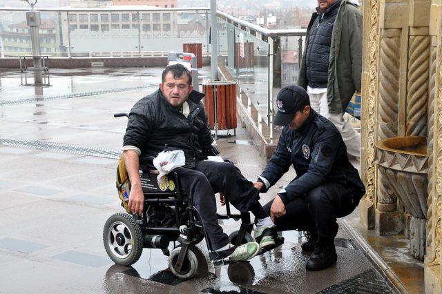 Tekerlekli sandalyedeki engelli, polisin yardımıyla abdest aldı