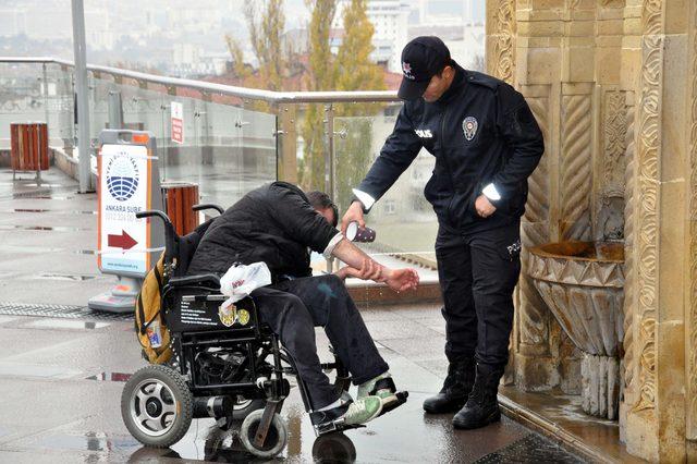 Tekerlekli sandalyedeki engelli, polisin yardımıyla abdest aldı