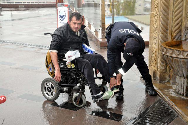 Tekerlekli sandalyedeki engelli, polisin yardımıyla abdest aldı