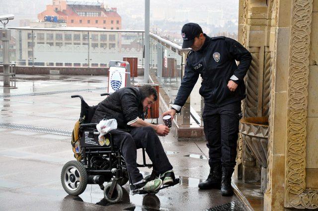 Tekerlekli sandalyedeki engelli, polisin yardımıyla abdest aldı