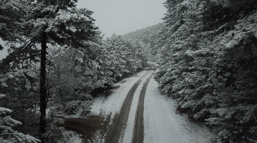 Boz&uuml;y&uuml;k&rsquo;te kar yağışı etkili oldu
