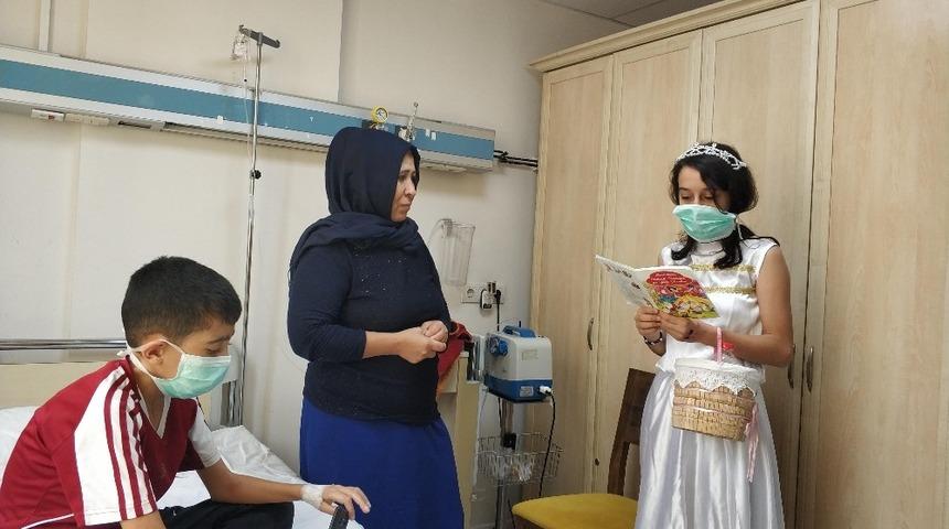 Hasta kardeşleri i&ccedil;in masalları hastane odasına taşıdılar