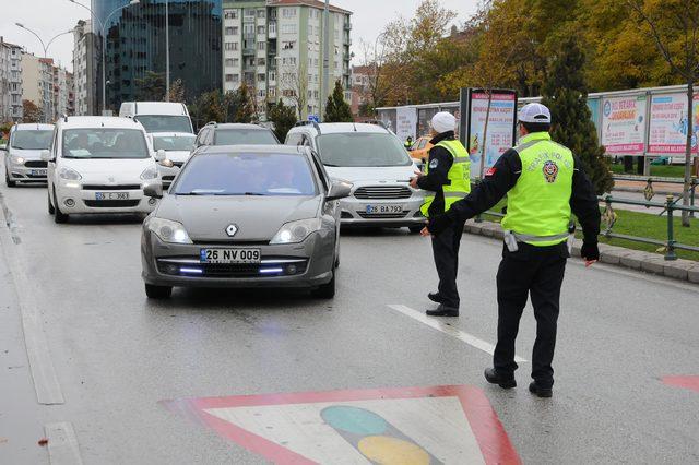 Eskişehir'de, yayalara yol vermeyen sürücüler uyarıldı