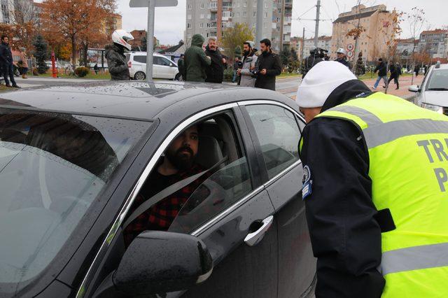 Eskişehir'de, yayalara yol vermeyen sürücüler uyarıldı