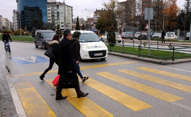 Eskişehir'de, yayalara yol vermeyen sürücüler uyarıldı