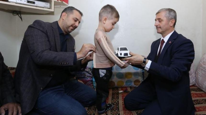 Küçük Halil’in üzerine kaynar döküldü