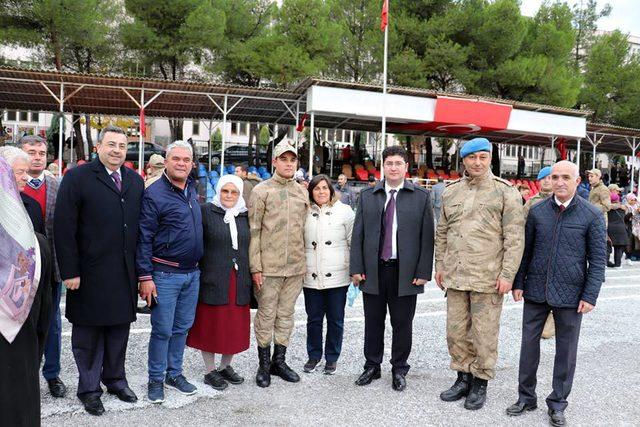 Manisa'da eğitimini tamamlayan 900 er yemin etti