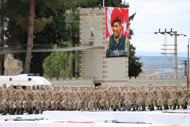 Manisa'da eğitimini tamamlayan 900 er yemin etti