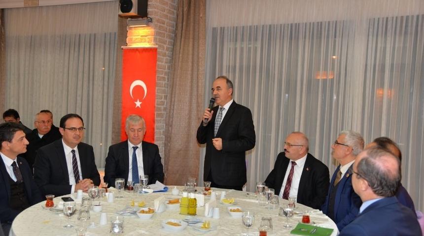 Vali Erol muhtarlarla yemekte bir araya geldi
