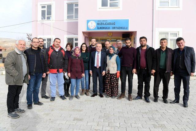 Başkan Böcek’ten köy okullarına destek