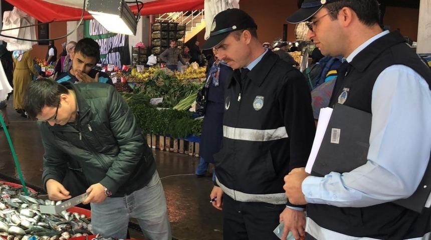 İzmit&rsquo;te denetimler yapıldı, sokaklar temizlendi