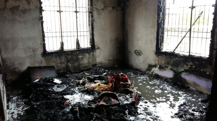 Evde &ccedil;ıkan yangında eşyalar kullanılamaz hale geldi