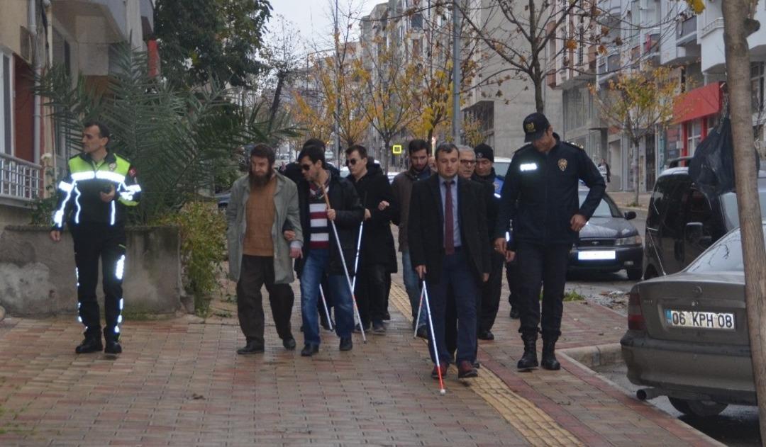 G&ouml;rme engelliler ve emniyet m&uuml;d&uuml;r&uuml; sarı &ccedil;izgilerin &ouml;nemine dikkat &ccedil;ekti