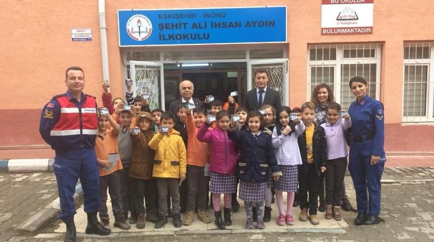 Öğrenciler trafik seminerleri ile öğreniyor