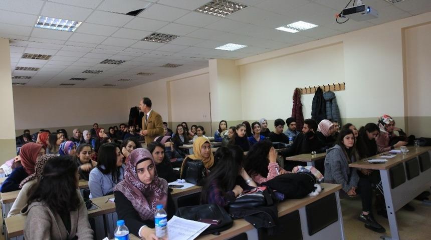 M&uuml;d&uuml;r Aktuğ, &uuml;niversite &ouml;ğrencileriyle bir araya geldi