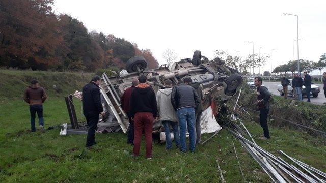 Kamyonet şarampole devrildi: 2 yaralı