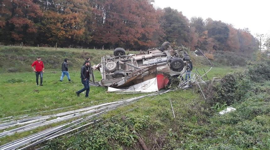 Kamyonet şarampole devrildi: 2 yaralı