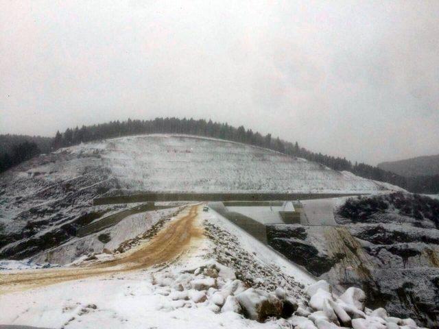 Akçay Barajı beyaza büründü