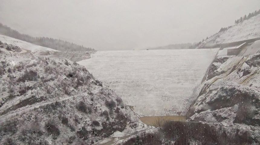 Ak&ccedil;ay Barajı beyaza b&uuml;r&uuml;nd&uuml;