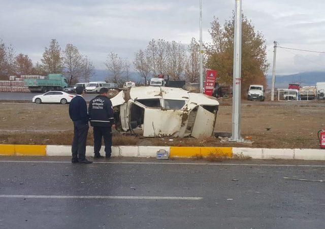 Otomobile yolcu otobüsü çarptı: 1 ölü, 3 yaralı