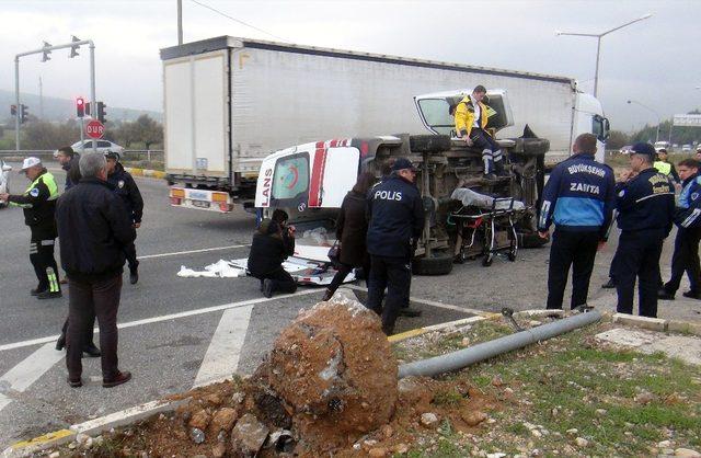 Hasta taşıyan ambulans kaza yaptı: 4 yaralı