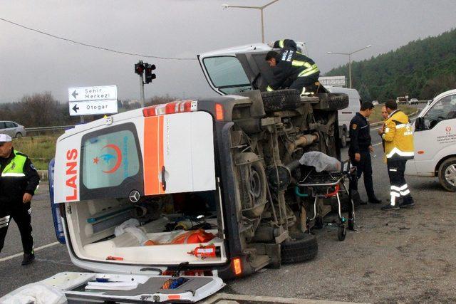 Hasta taşıyan ambulans kaza yaptı: 4 yaralı