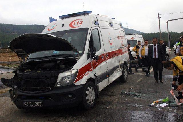 Hasta taşıyan ambulans kaza yaptı: 4 yaralı