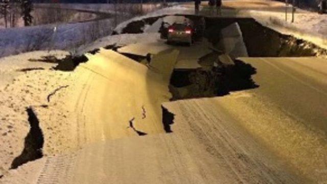 ABD'de deprem, yollar çöktü