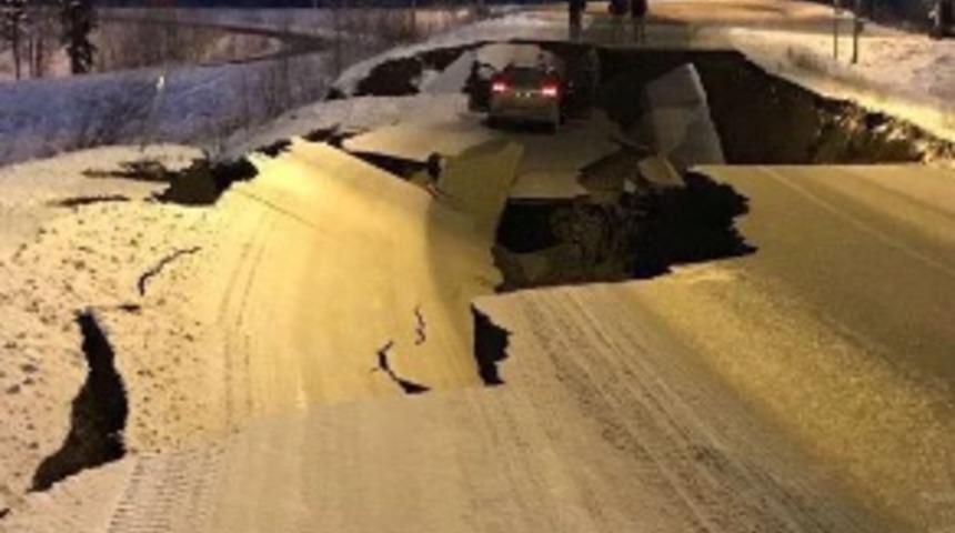 ABD'de deprem, yollar çöktü