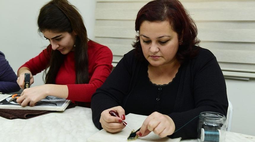 &Ccedil;eki&ccedil;, &ccedil;ivi ve tellerin b&uuml;y&uuml;leyici dansı