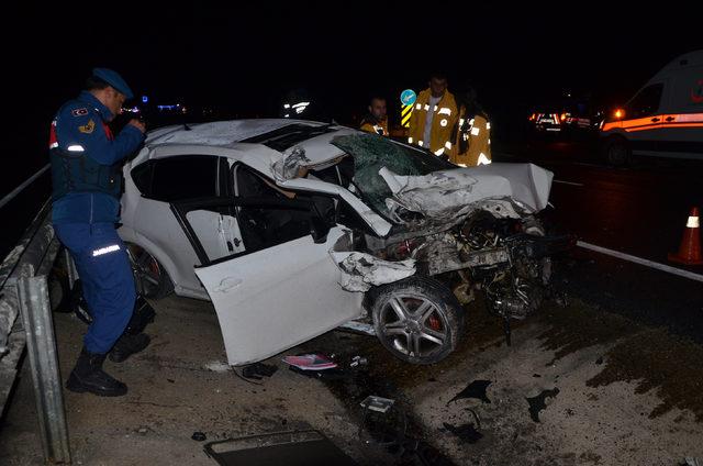Otomobil, TIR'a çarptı: Doğukan ve Leyla öldü
