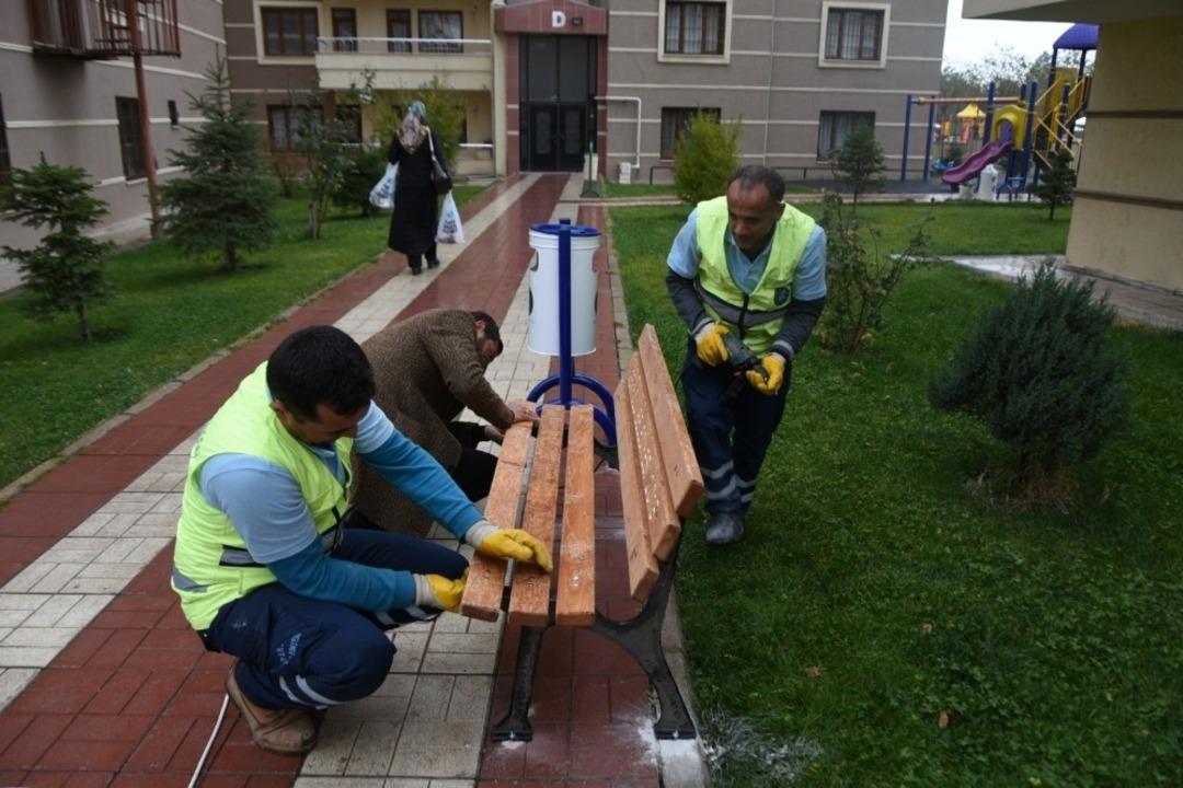 İpekyolu&rsquo;nda &ccedil;&ouml;p kovası ve bank dağıtım hamlesi