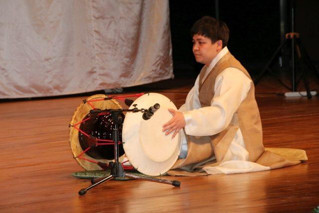 NEVÜ’de Kore geleneksel müzik ve dans gösterisi büyük ilgi gördü