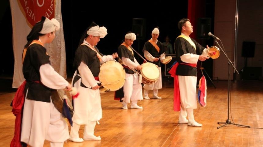 NEVÜ’de Kore geleneksel müzik ve dans gösterisi büyük ilgi gördü