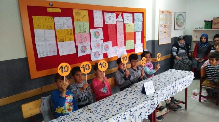 Yemek yarışmasında anneler yarışmacı, &ccedil;ocukları j&uuml;ri oldu