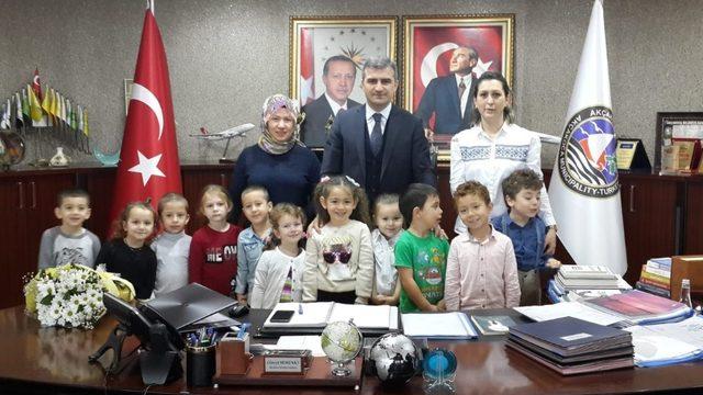 Minik öğrencilerden belediye başkanı Cüneyt  Yemenici’ye ziyaret