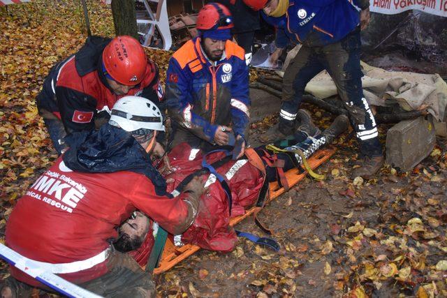 Tatbikat gereği düşen helikopterdeki yaralılar için zamanla yarıştılar