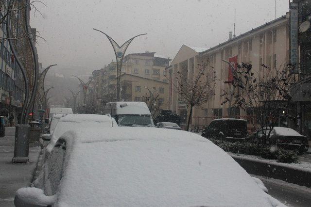 Hakkari kent merkezinde kar yağışı başladı