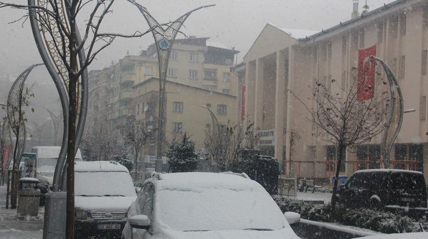 Hakkari kent merkezinde kar yağışı başladı