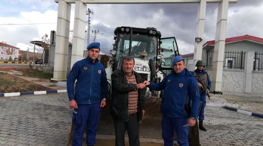 &Ccedil;alınan iş makinesi bulunup sahibine teslim edildi