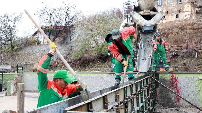 &Ccedil;ankaya&rsquo;dan Karataş Camii&rsquo;ne duvar tadilatı
