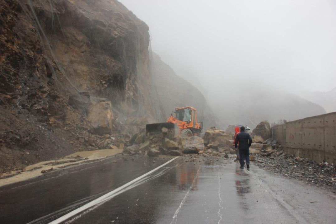 Hakkari-Van karayoluna kaya d&uuml;şt&uuml;
