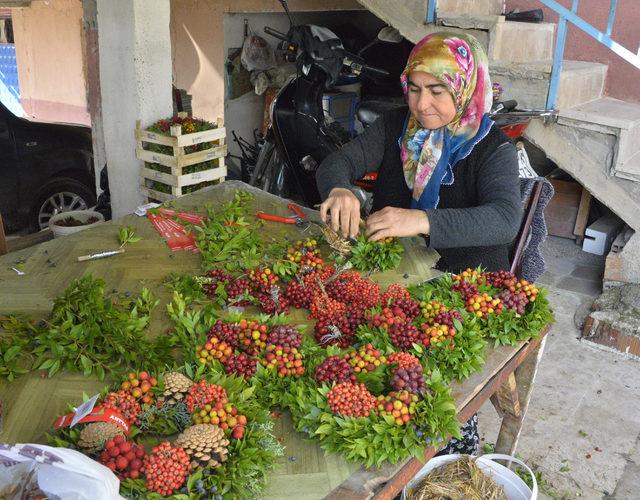 Köylü kadınların yaptığı Noel çelenkleri, Avrupa'ya ihraç ediliyor