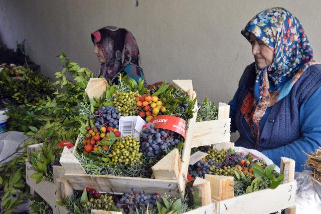 Köylü kadınların yaptığı Noel çelenkleri, Avrupa'ya ihraç ediliyor