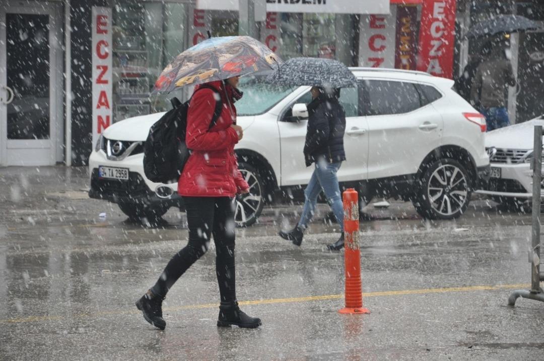 Y&uuml;ksekova&rsquo;da yağmur yerini kar yağışına bıraktı
