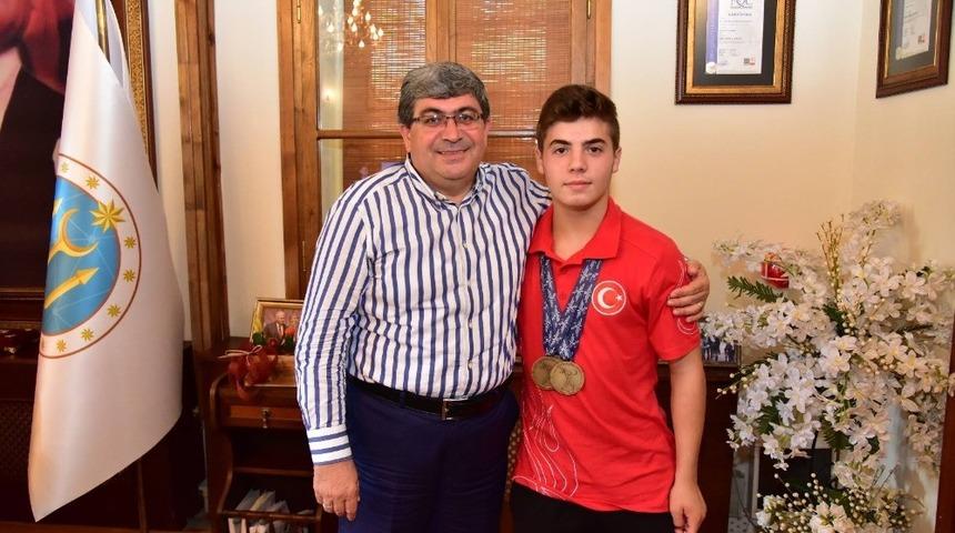 Başkan Can şampiyonları tebrik etti