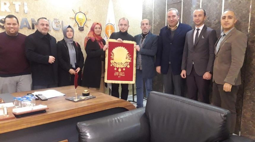 Aday adayları, AK Parti İl Başkanı Karabıyık&rsquo;a 57. Alay Sancağı hediye ettiler